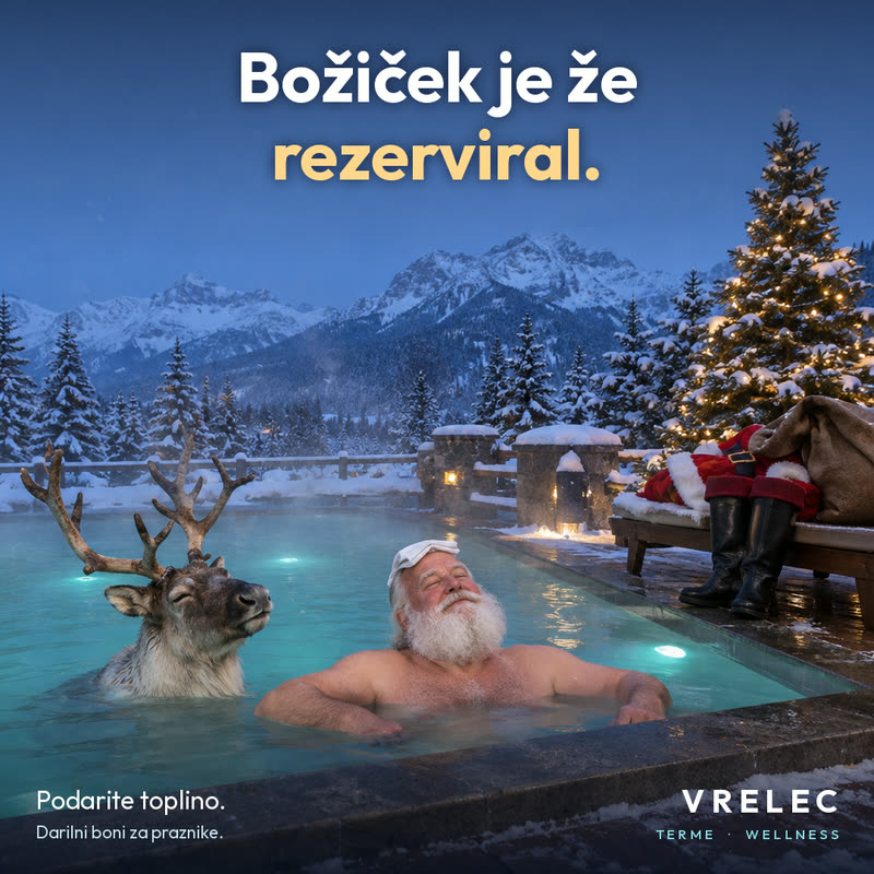 Oglas za terme Vrelec: Božiček in severni jelen se sproščata v toplem zunanjem bazenu pod zasneženimi gorami, ob bazenu ležijo Božičkova obleka in škornji. Napis: Božiček je že rezerviral. Podarite toplino. Darilni boni za praznike.